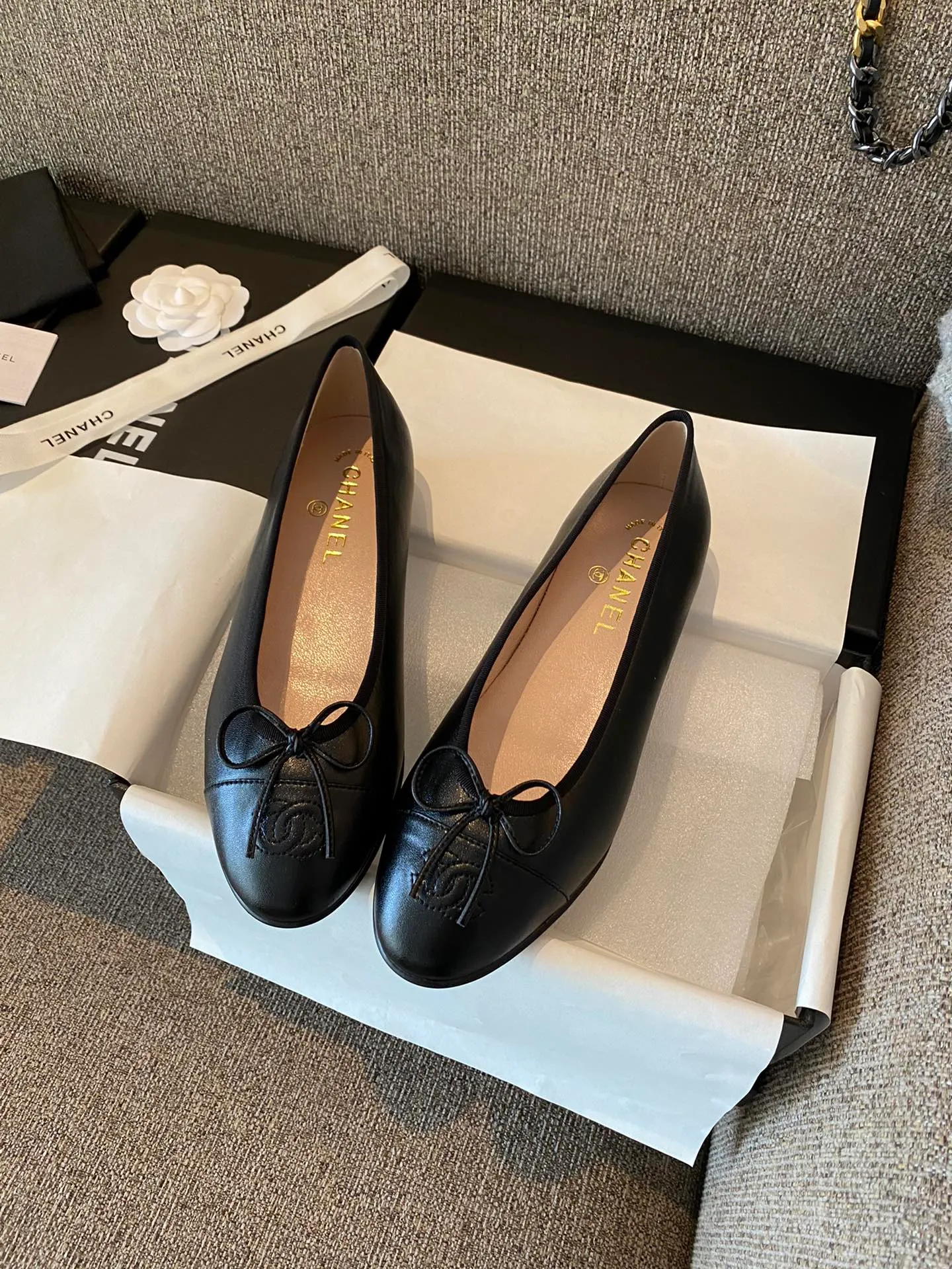 👟👟Ex-factory price 440👟👟 CHANEL ballet shoes... The classic style is versatile in all seasons♥️♥️Many Internet celebrities have demonstrated it personally... Simple color matching... Delicate little round toe... Classic small bow... Deep mouth bag bare foot shape ⚠️⚠️ CHANEL original customization, patent leather/mixed sheepskin/diamond surface/wool fabric and other uppers...Full sheepskin lining...ITALY genuine leather outsole 34-42 standard code (41.42 customized)